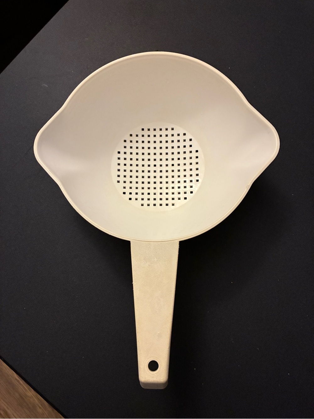 Tupperware Colander 1qt Double Pouring Spouts White Hole And Hook Hanging 1qt